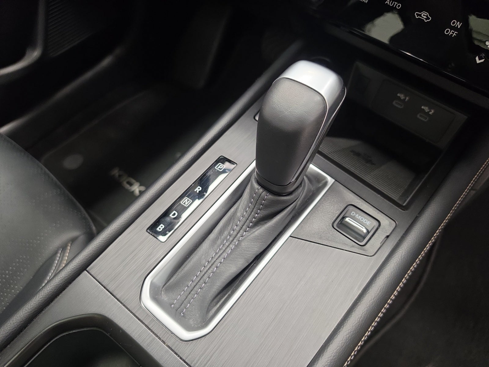 2025 Nissan KICKS PLATINUM CVT 25