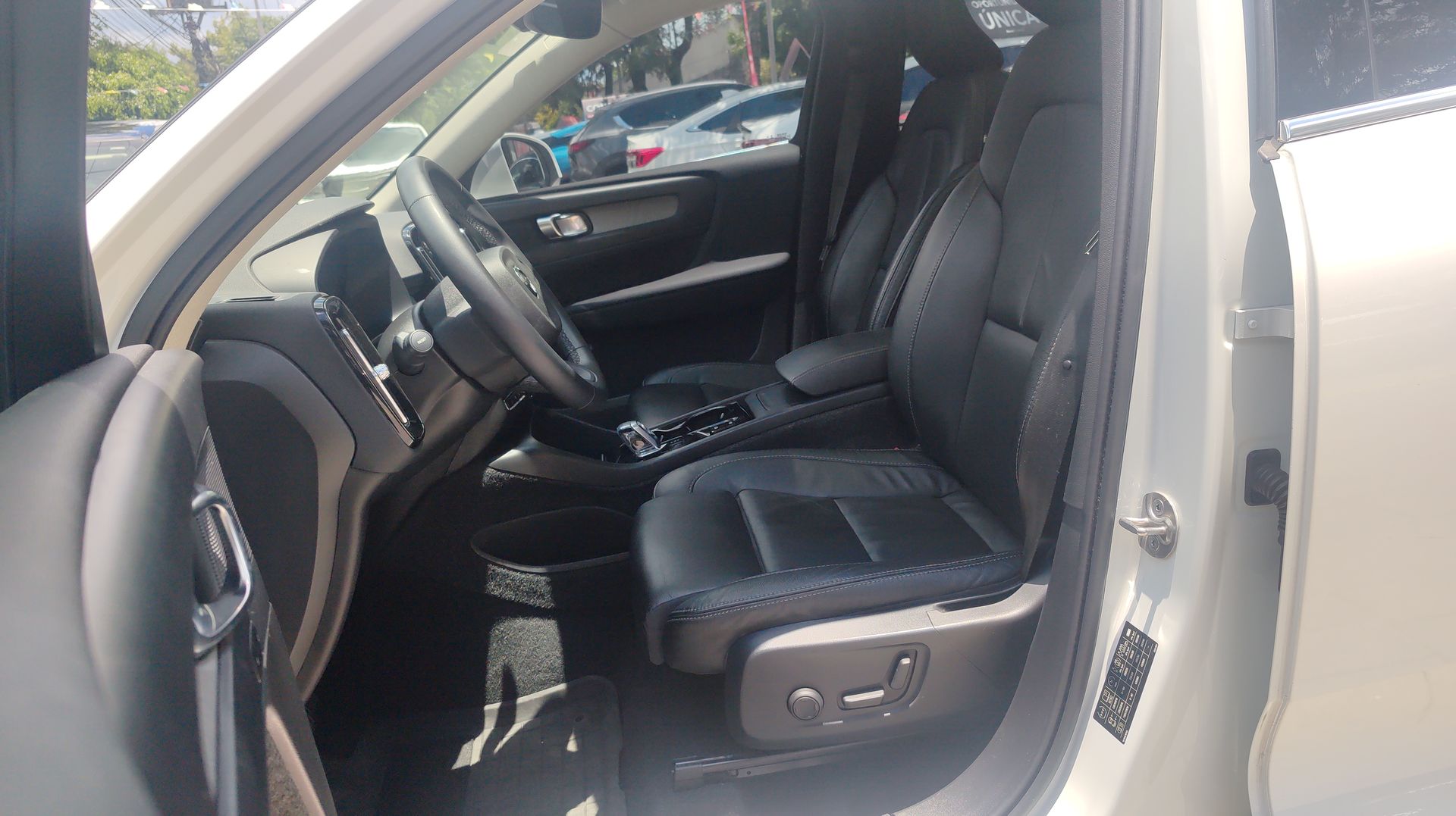 2023 Volvo XC40 ULTIMATE B4 MILD HYBRID