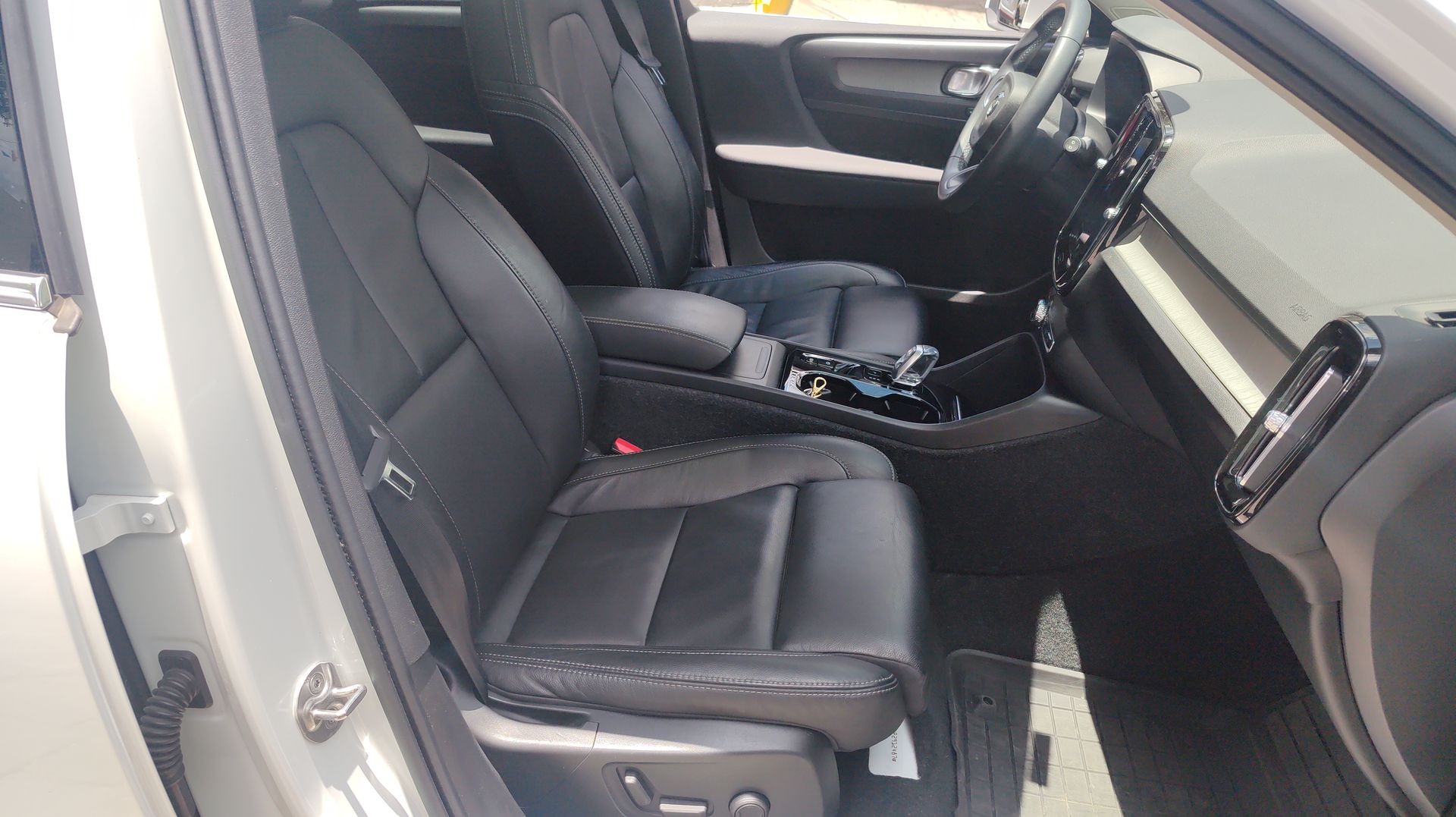 2023 Volvo XC40 ULTIMATE B4 MILD HYBRID